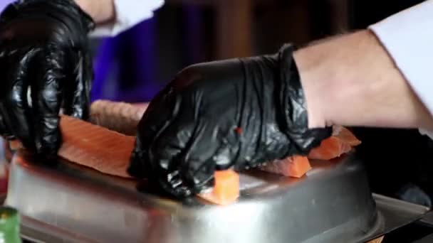 Chef Está Cozinhando Carne Salmão Com Fogo Queimador Gás Close — Vídeo de Stock