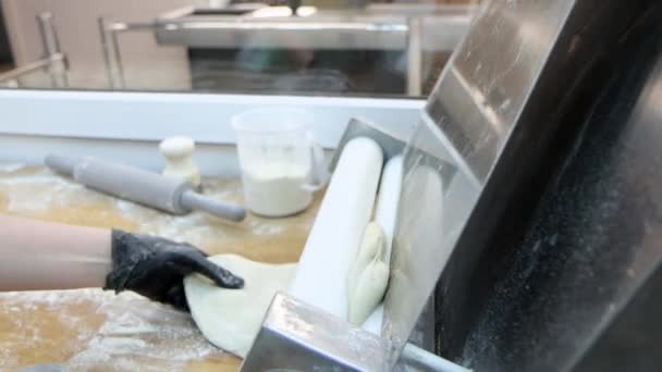 Bucătarul Profesionist Utilizează Mașina Specială Întindere Pentru Aplatizarea Aluatului Bucătăria — Videoclip de stoc