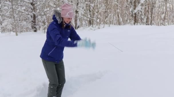Šťastná Mladá Žena Zimním Dni Baví Potápí Sněhu Teplém Oblečení — Stock video