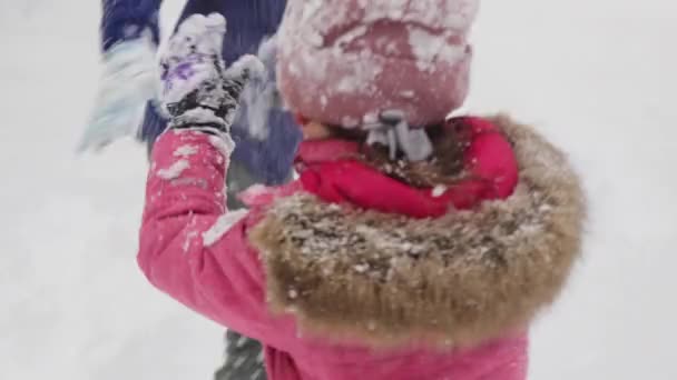 Šťastná Matka Dcera Baví Při Hraní Sněhem Spolu Dítě Dívka — Stock video