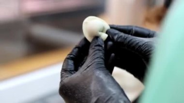 Profesyonel şefin yakın çekim elleri çok hızlı hamur tatlısı yapıyor, 4K