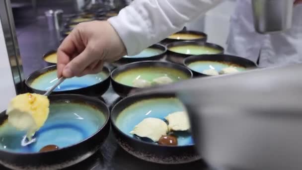 Chef Sta Servendo Molte Stesse Porzioni Dessert Buffet Hotel Lusso — Video Stock