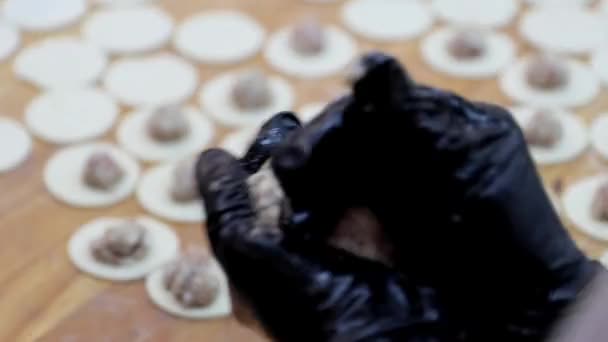 厨师正在把肉丸子放在面团里做饺子 专业的炊具在杂货店的工作速度很快 有4K个特写镜头 — 图库视频影像