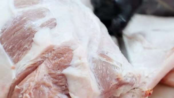 Έννοια Της Βιομηχανίας Κρέατος Χασάπης Κόβει Ωμό Χοιρινό Κρέας Κοφτερό — Αρχείο Βίντεο