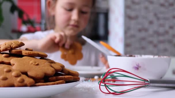 圣诞饼干的盘子里有个小女孩 装饰在家里四千块的背景上 — 图库视频影像