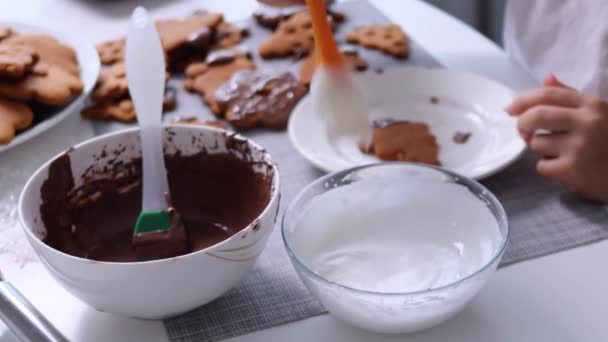 Les Mains Des Enfants Applique Glaçage Blanc Sur Les Biscuits — Video