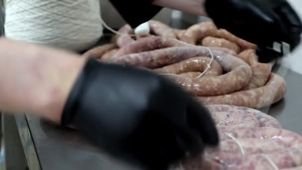 Εργάτης Φτιάχνει Λουκάνικα Στο Εργοστάσιο Επεξεργασίας Κρέατος Σχηματίζει Διαχωρίζει Και — Αρχείο Βίντεο