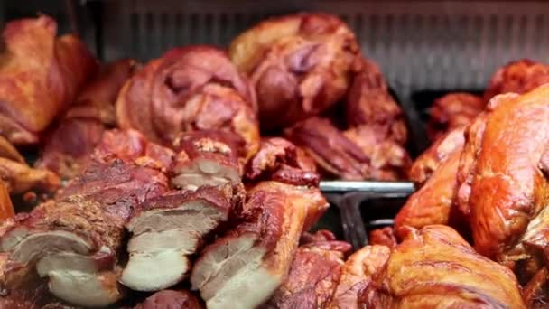 Zbliżenie sprzedawcy umieszcza wędzone mięso na wyświetlaczu okna — Wideo stockowe