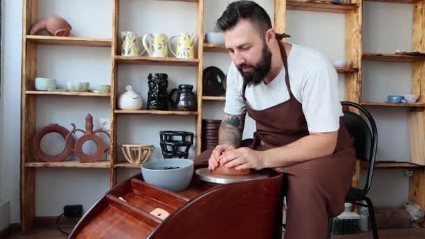 Man Met Baard Pottenbakker Begint Werken Pottenbakkerswiel Bij Pottenbakkerij Video — Stockvideo