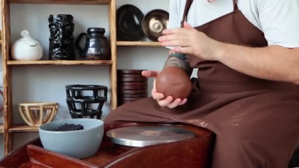 男性陶芸家が陶芸体験のための粘土作りをしています 4Kフッテージ — ストック動画