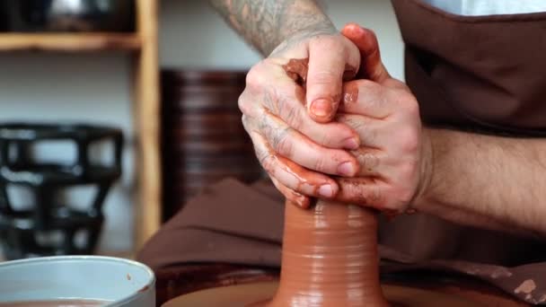 男性陶工的紧密手正在陶工的轮子上形成粘土 他按了一下表格 4K视频 — 图库视频影像