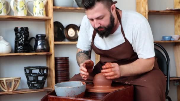 一个专业的陶工在陶器作坊里做陶器 — 图库视频影像