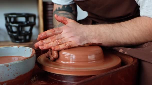 作物の手粘土 クローズアップから料理を作る 陶芸工房での作業工程 — ストック動画