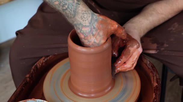 Fazendo Pratos Processo Roda Oleiro Mãos Masculinas Close Argila Imagens — Vídeo de Stock