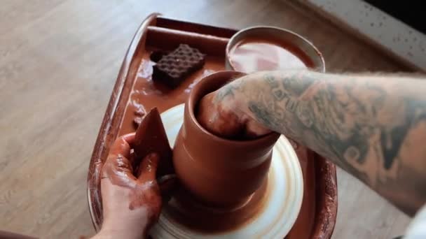 Mężczyzna Garncarz Tatuażem Ceramiczny Wazon Kole Garncarskim Pov Wideo — Wideo stockowe