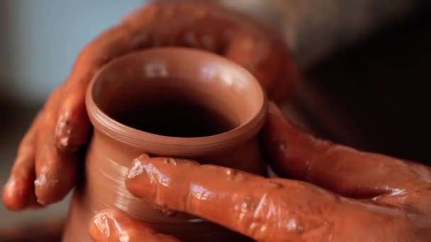 男性の陶芸家は指でジャグの端を滑らかにし 陶芸家のホイール クローズアップ手 4Kで作業します — ストック動画