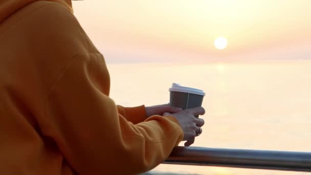 Una Joven Está Bebiendo Taza Café Para Llevar Paseo Marítimo — Vídeos de Stock