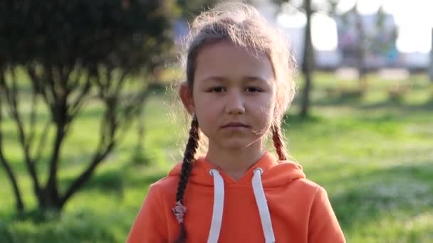 Aranyos Gyerek Lány Néz Kamera Mosolygós Küldő Levegő Csók — Stock videók