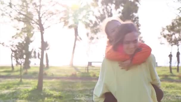 Fiatal Anya Kislánya Jól Érzik Magukat Egy Parkban Ölelés Öröm — Stock videók