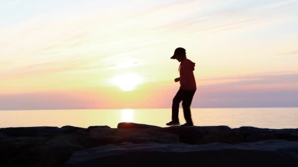 Silhouette Adolescent Dans Chapeau Court Sur Les Rochers Long Littoral — Video