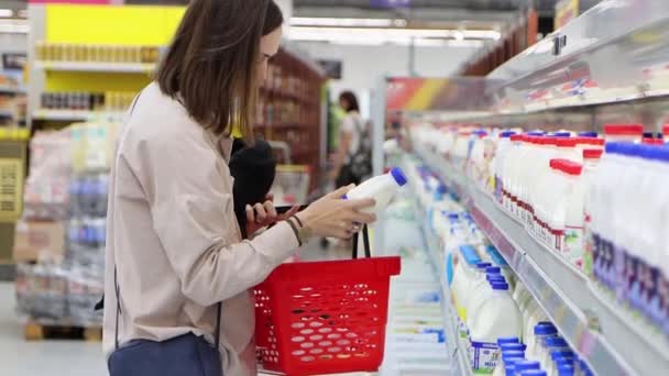 Young Woman Shopping Dairy Section Supermarket Little Dog Her Hands — Stock Video