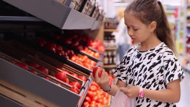 Πορτρέτο Του Χαριτωμένο Κορίτσι Παιδί Επιλέγει Ντομάτες Στο Σούπερ Μάρκετ — Αρχείο Βίντεο