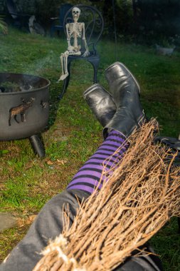 Cadılar Bayramı Cadısı Ateşin yanında Gevşiyor