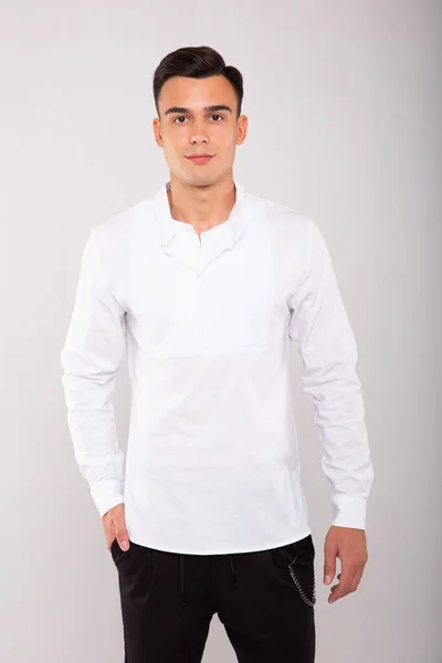 Stylowy Modny Mężczyzna Białej Koszulce Puste Studio Portret — Zdjęcie stockowe