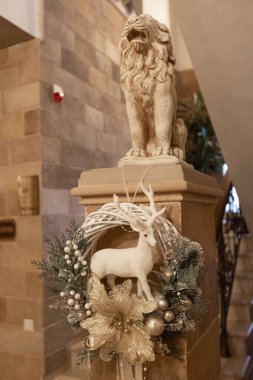 Ayrıntılı bir Noel ağacı, süslemeleri ve ışıklar.