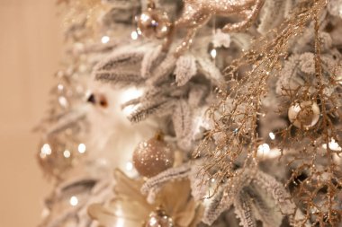 Ayrıntılı bir Noel ağacı, süslemeleri ve ışıklar.