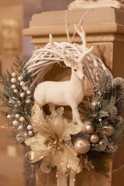 Ayrıntılı bir Noel ağacı, süslemeleri ve ışıklar.