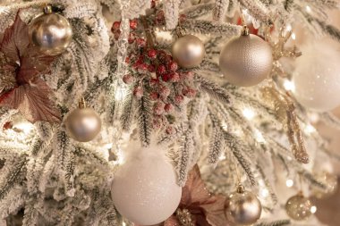 Ayrıntılı bir Noel ağacı, süslemeleri ve ışıklar.