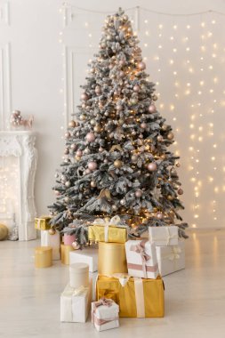 iç Noel. sihirli parlayan ağaç, şömine ve hediyeler