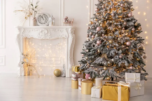 Noël Intérieur Arbre Lumineux Magique Cheminée Cadeaux — Photo