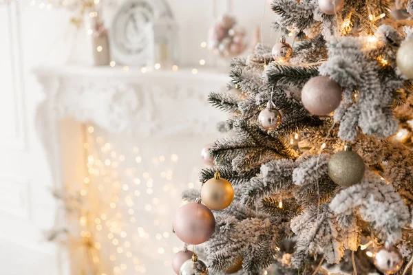 iç Noel. sihirli parlayan ağaç, şömine ve hediyeler