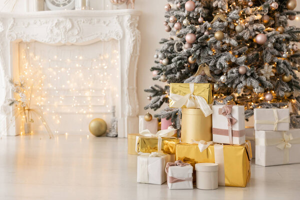 внутреннее Рождество. волшебное светящееся дерево, камин и подарки