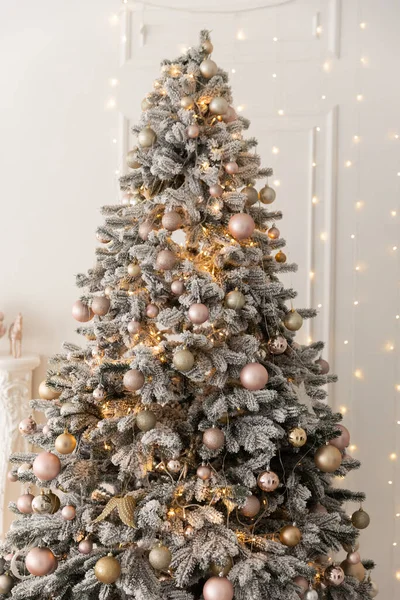 Interieur Kerst Magic Gloeiende Boom Open Haard Geschenken — Stockfoto