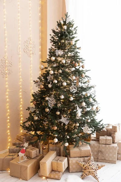 Noël Intérieur Arbre Lumineux Magique Cheminée Cadeaux — Photo