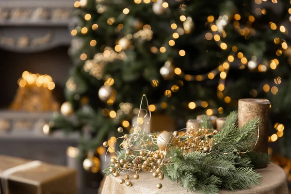 iç Noel. sihirli parlayan ağaç, şömine ve hediyeler