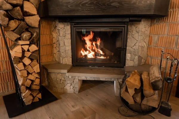 Fuego Chimenea Con Una Pila Leña Leña — Foto de Stock