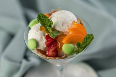 Dilim kek dağınık masa, kopya alanı üzerinde ürün yelpazesine. Lezzetli tatlılar, Restoran Menü kavramı birkaç dilim