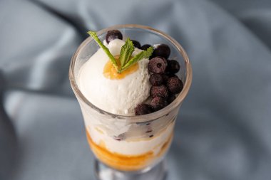 Dilim kek dağınık masa, kopya alanı üzerinde ürün yelpazesine. Lezzetli tatlılar, Restoran Menü kavramı birkaç dilim