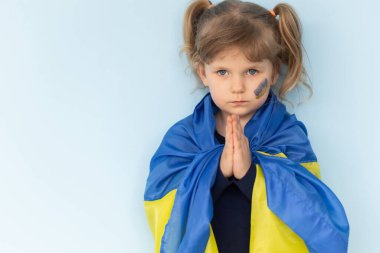 Ukrayna bayrağı taşıyan küçük kız