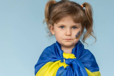 Ukrayna bayrağı taşıyan küçük kız