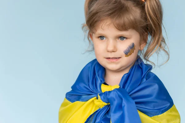 Menina Com Bandeira Ucrânia — Fotografia de Stock