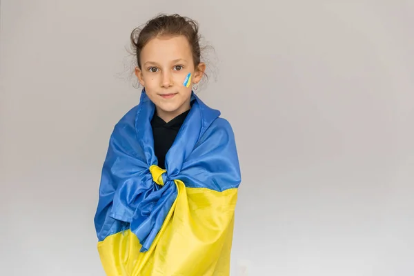 ウクライナの国旗を持つ少女 — ストック写真