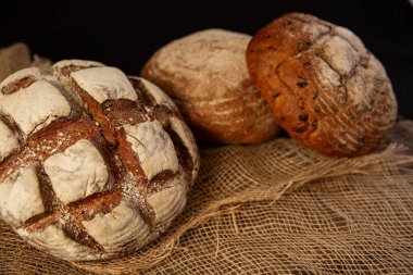 Ekmek. Ekmek ahşap arka plan üzerinde. Ahşap masa üzerinde pişmiş gıda çeşitli closeup. Yüksek çözünürlük