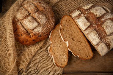 Ekmek. Ekmek ahşap arka plan üzerinde. Ahşap masa üzerinde pişmiş gıda çeşitli closeup. Yüksek çözünürlük