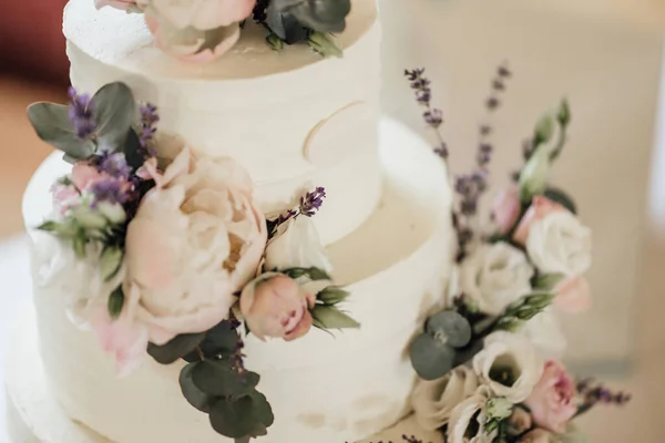 Wedding Cake Thick Creamy Frosting Dried Roses Decorations Image Has — Stock Photo, Image