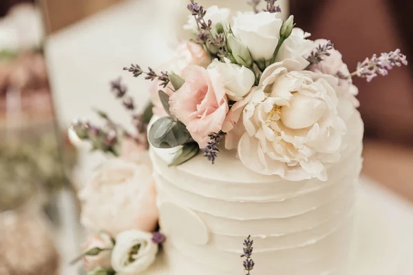 Wedding Cake Thick Creamy Frosting Dried Roses Decorations Image Has — Stock Photo, Image